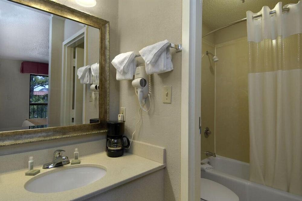 Baymont by Wyndham Mobile/ I-65 photo 16