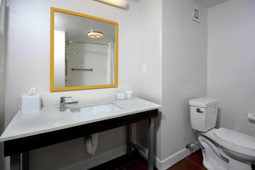 Hampton Inn & Suites Clinton - I-26 photo 21