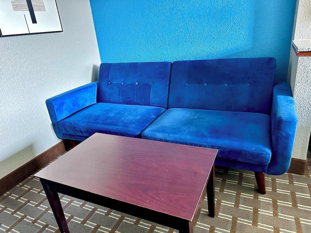 American Inn Cedar Rapids South photo 4