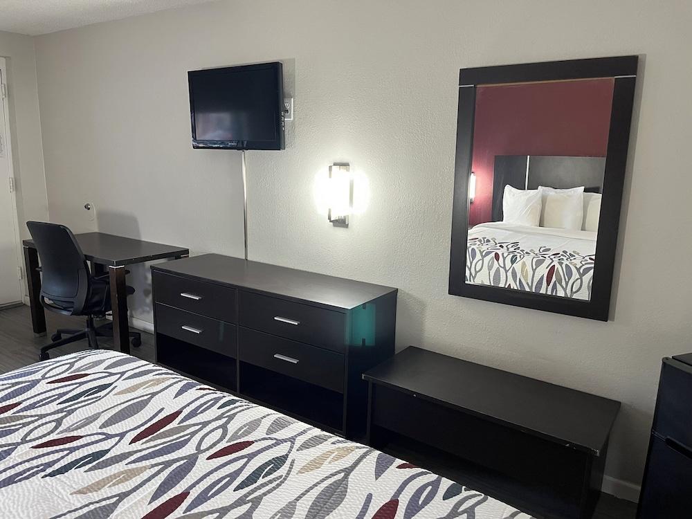 Red Roof Inn Rockingham photo 19