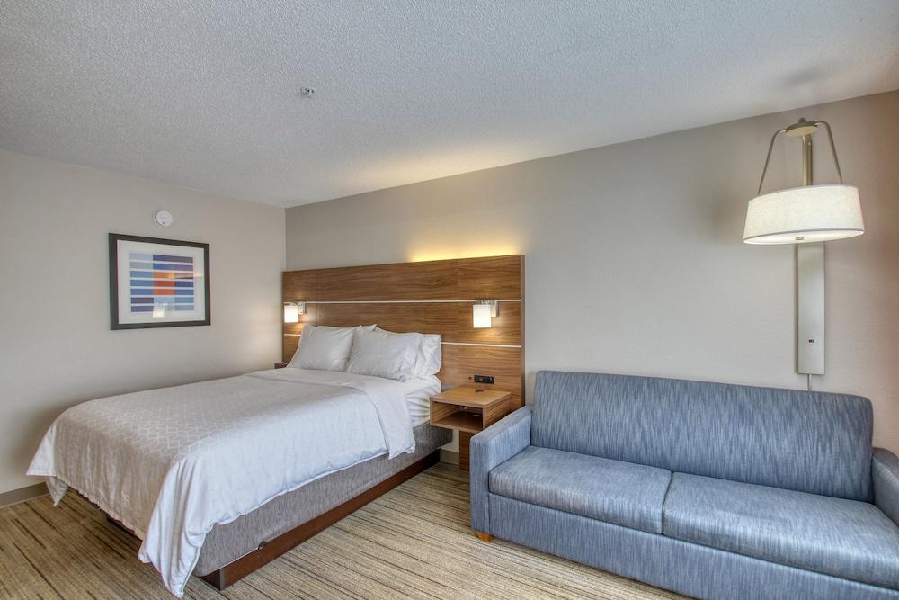 Holiday Inn Express Hotel & Suites Oshkosh by IHG photo 26