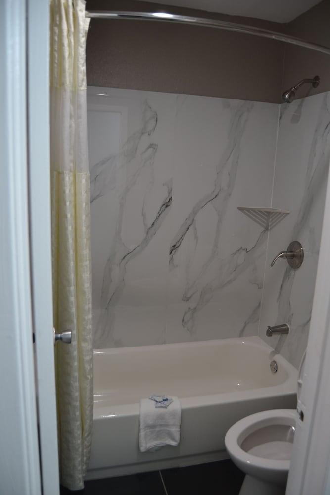 Deluxe INN photo 8