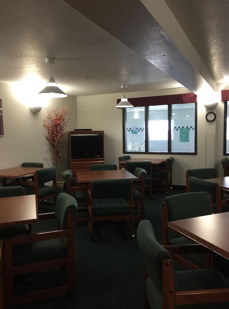 Travelodge Suites by Wyndham Newberg photo 49