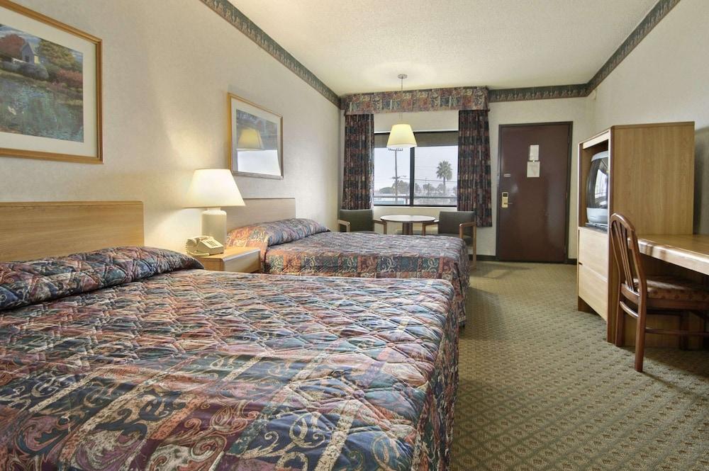 Travelodge by Wyndham Commerce Los Angeles Area photo 3