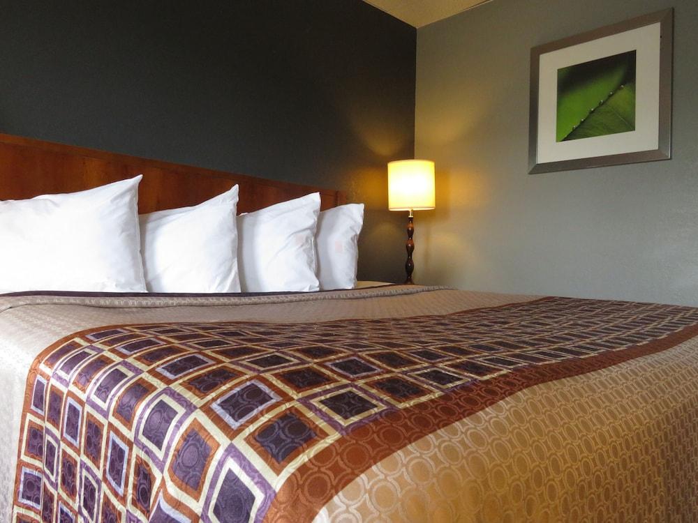Travelodge by Wyndham Walterboro photo 13
