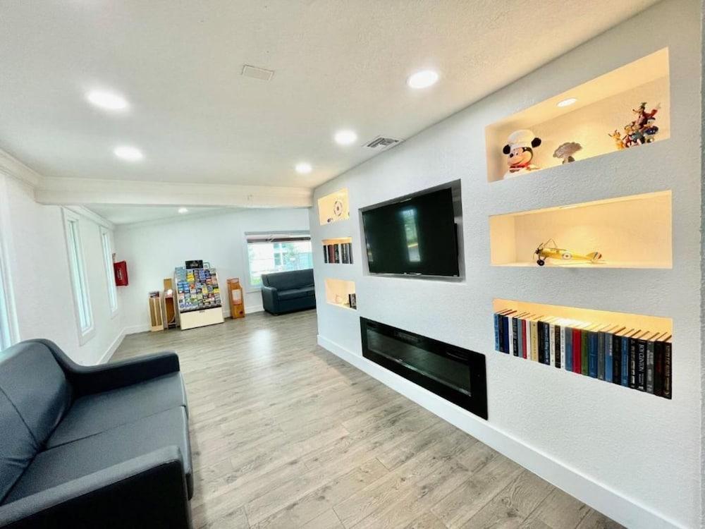 Super 8 by Wyndham Kissimmee/Orlando photo 11
