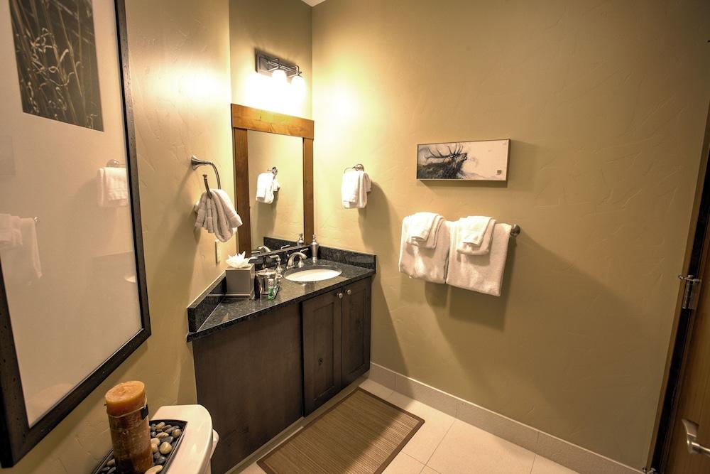 One Ski Hill Place, a RockResort, by Vail Resorts photo 6