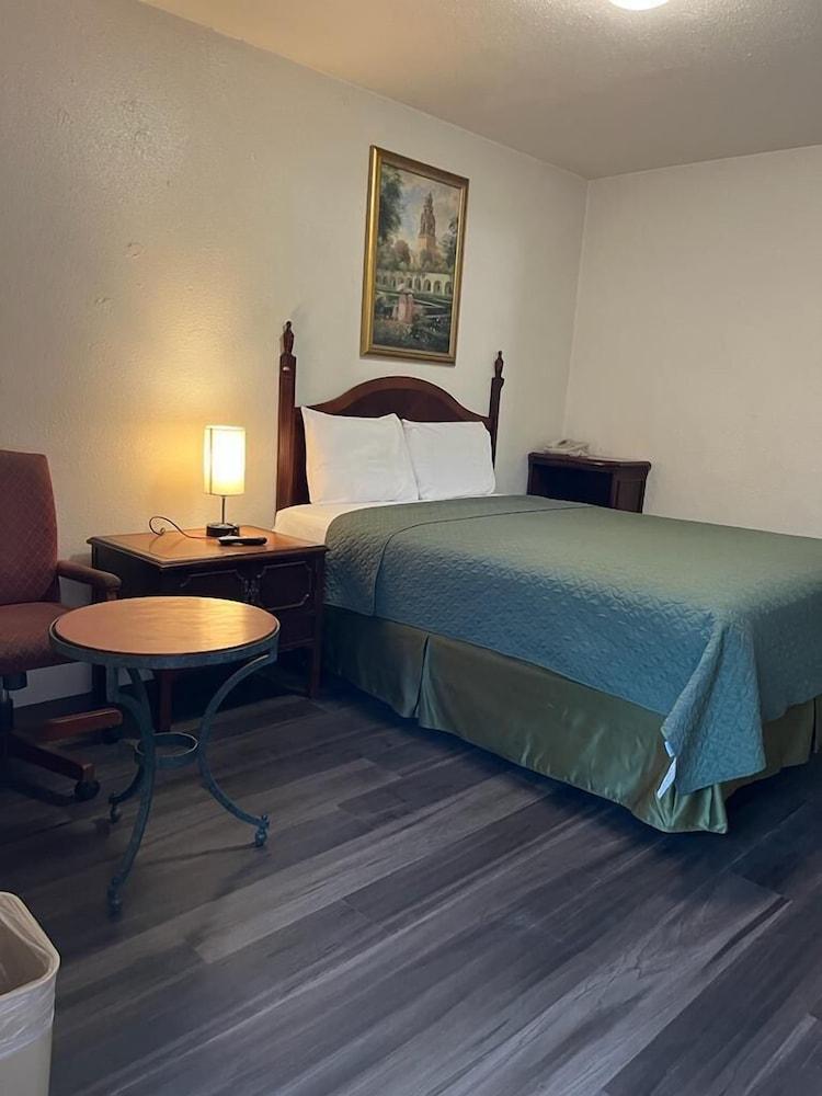 Economy Inn photo 6
