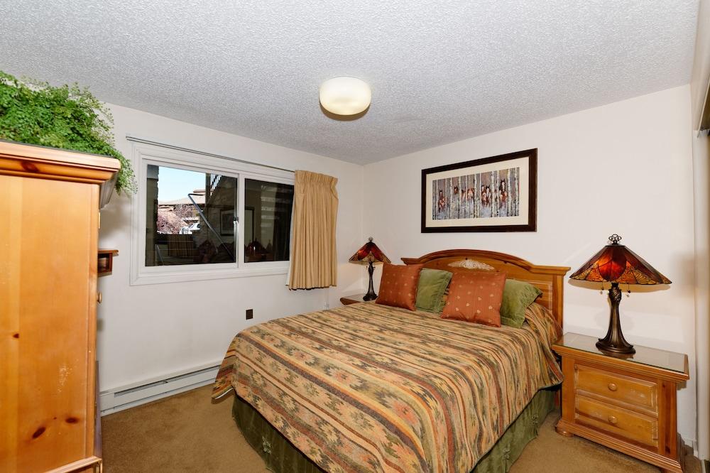 The Crestwood Condominiums photo 13