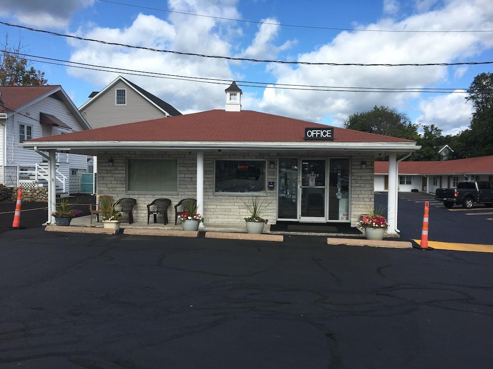 Chisholms Motor Inn photo 3