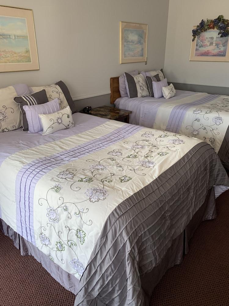 Blue Spruce Motel photo 17