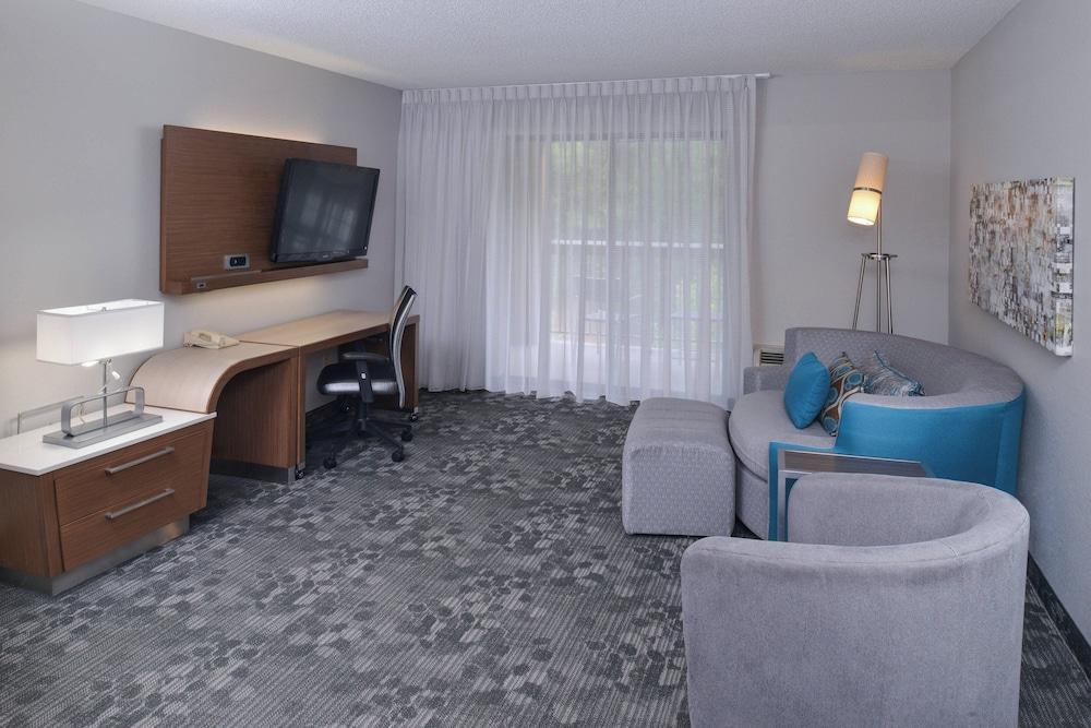 Courtyard Suwanee by Marriott photo 13