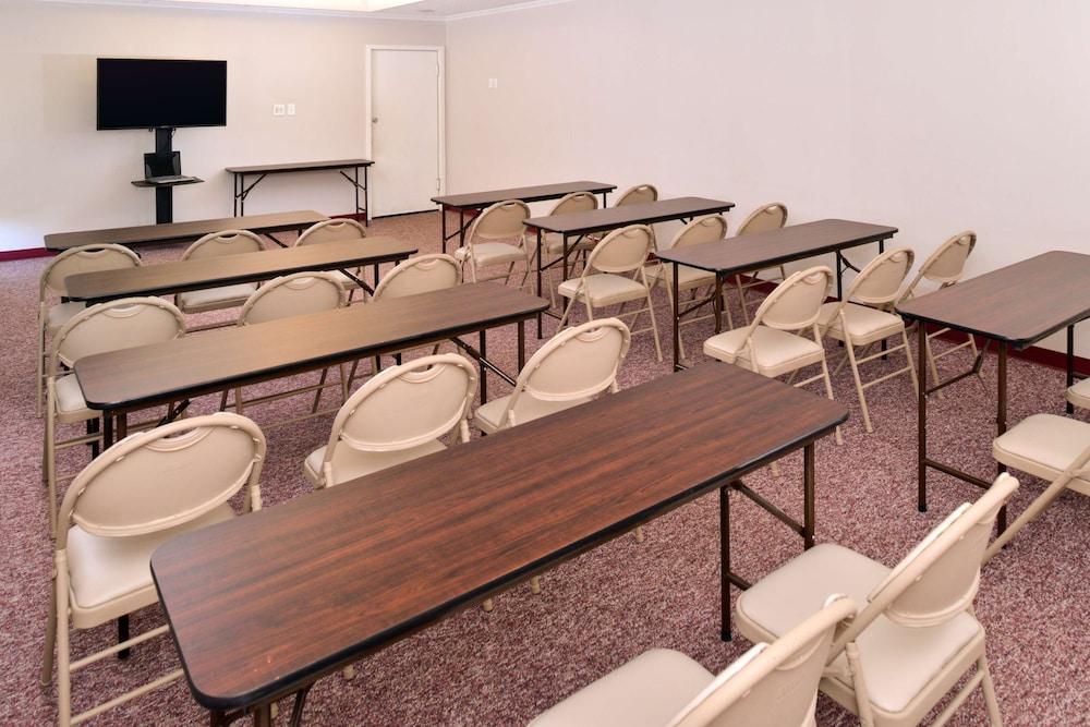 Americas Best Value Inn Lubbock E photo 14
