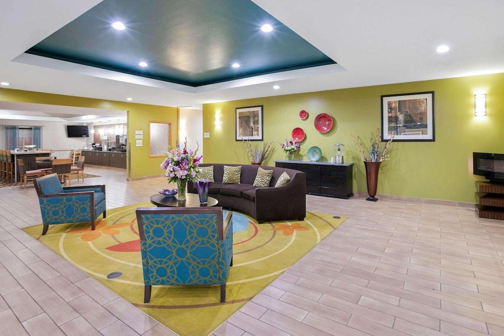 La Quinta Inn & Suites by Wyndham Paris photo 2