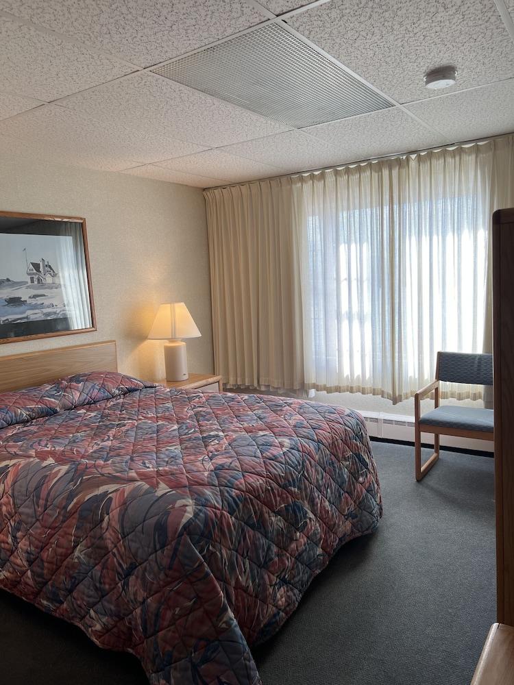 The Shoreline Inn photo 30