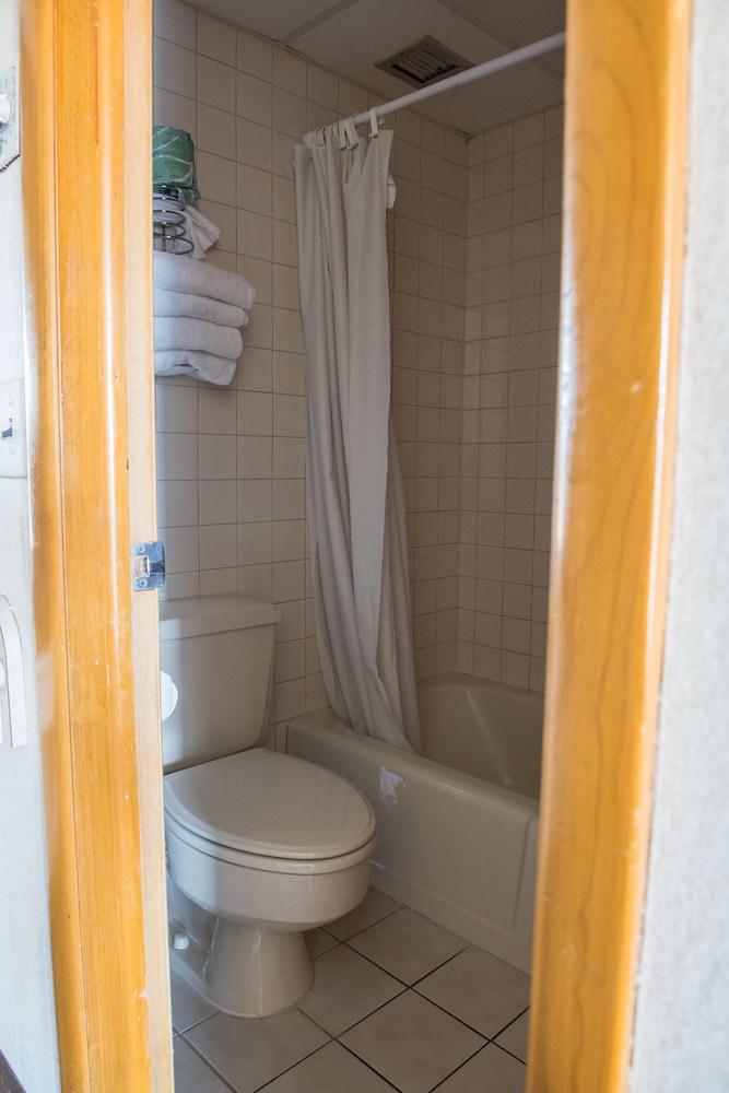 Windjammer Motor Inn photo 10