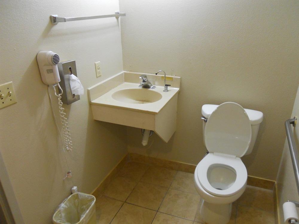 America's Best Inn and Suites Beaufort photo 13