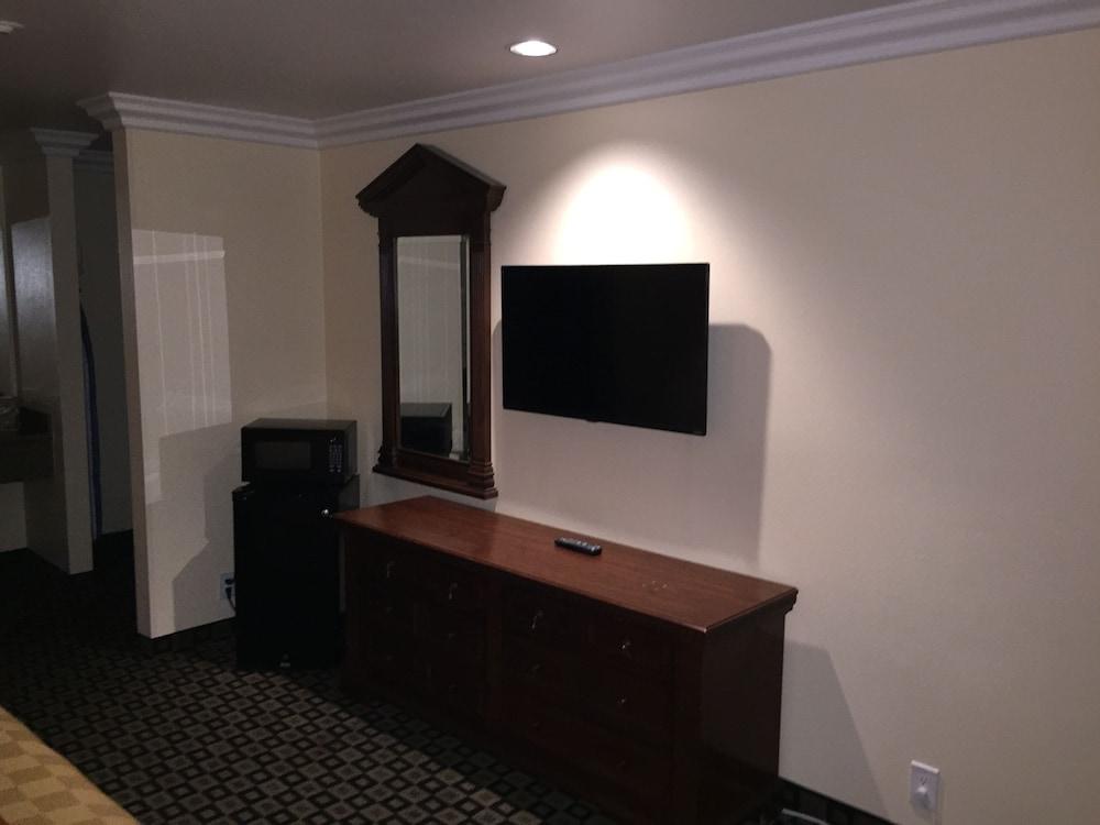 Ontario Inn & Suites photo 10