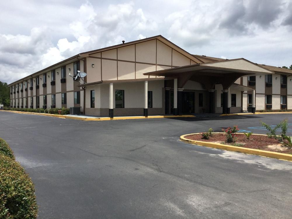 Super 8 by Wyndham Waycross GA photo 17