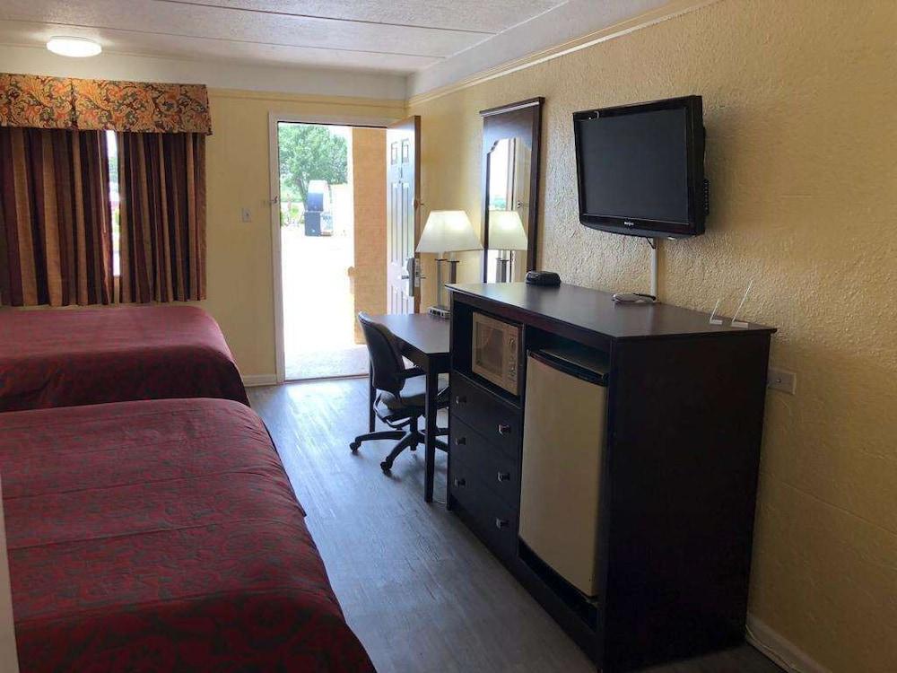 Days Inn by Wyndham Gainesville photo 18