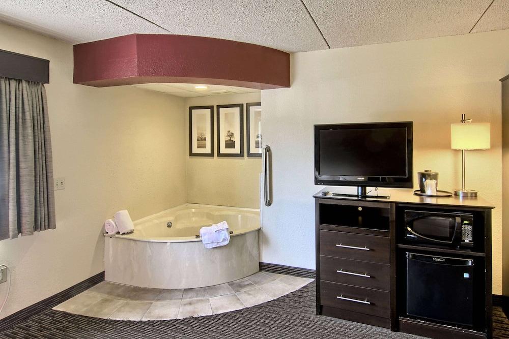 Blossom Hotel & Suites Traverse City photo 52