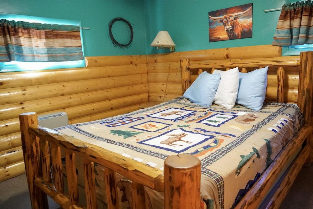 Twin Pines Lodge & Cabins photo 24