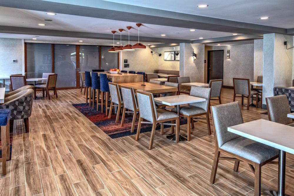 Hampton Inn Vallejo photo 25