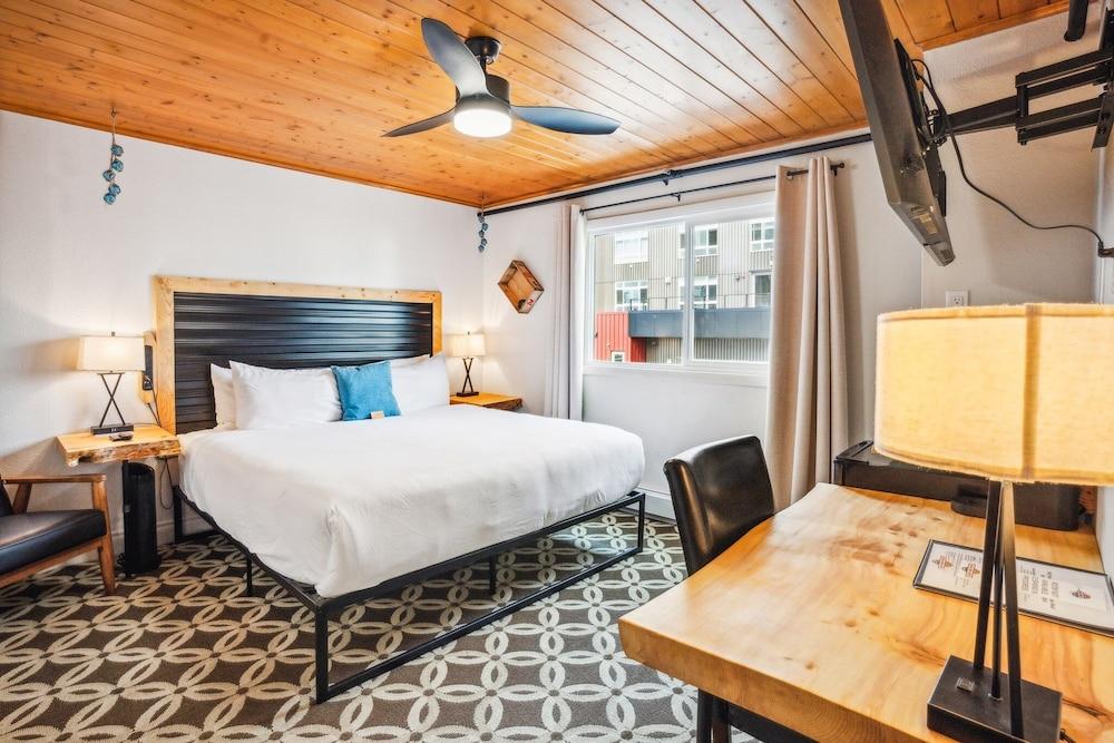 Highliner Hotel - Deluxe King with City View photo 4