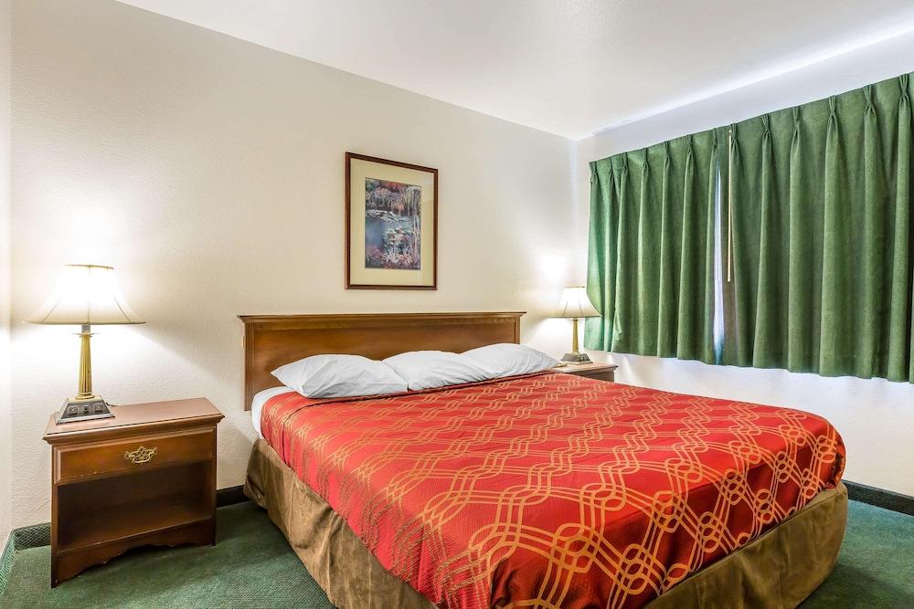 Economy Inn Buttonwillow Bakersfield I-5 photo 9