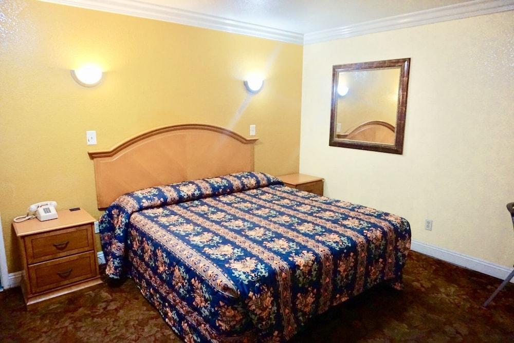 Satellite Motel photo 16