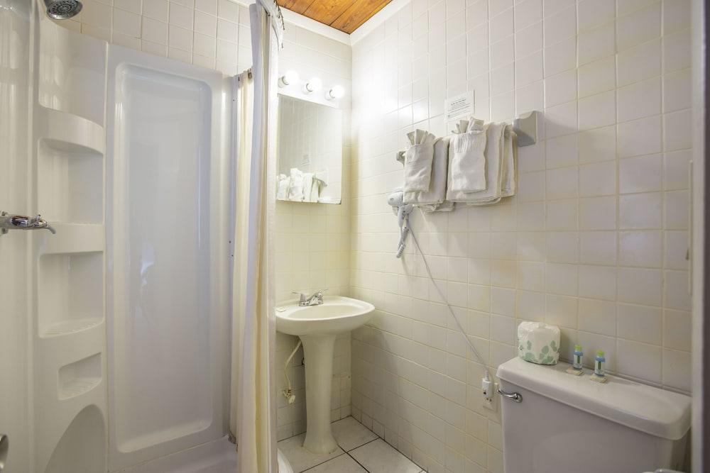 Island Breeze Inn photo 34