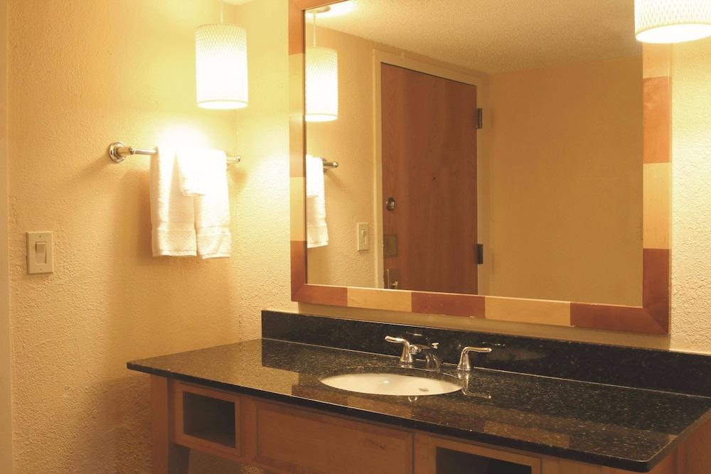 La Quinta Inn & Suites by Wyndham Deerfield Beach I-95 photo 10
