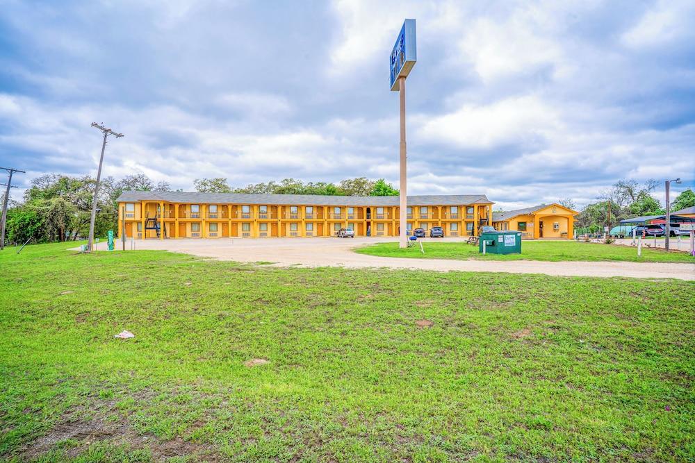Regency Inn By OYO Rockdale TX photo 7