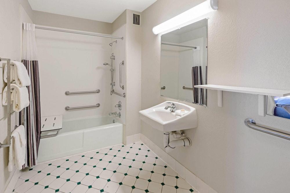 Travelodge by Wyndham Phoenix North photo 8