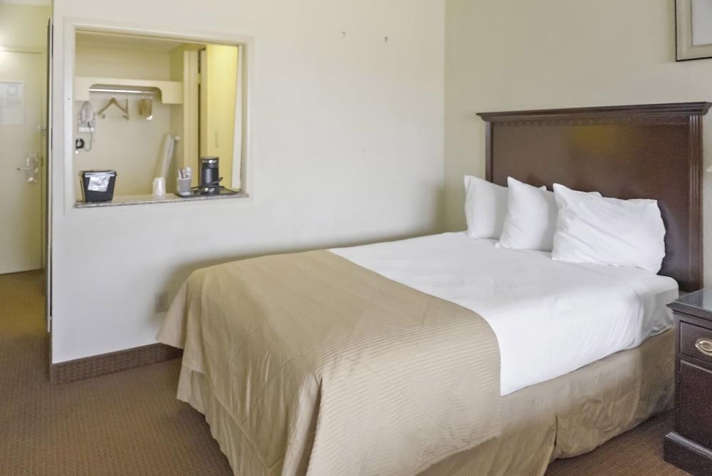 Economy Hotel Plus Wichita photo 8