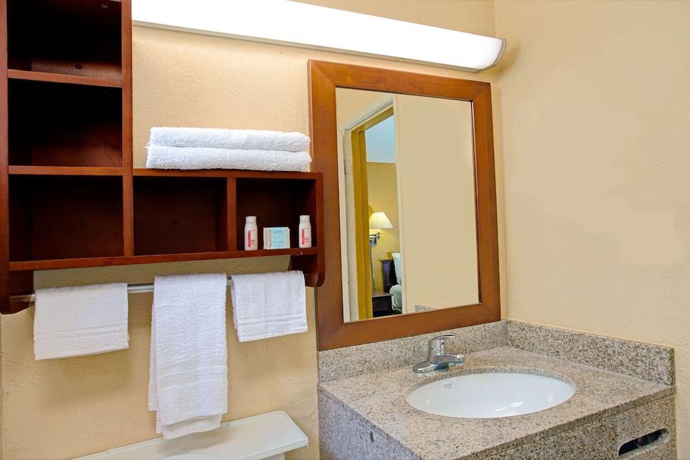 Travelodge by Wyndham Fort Lauderdale photo 8