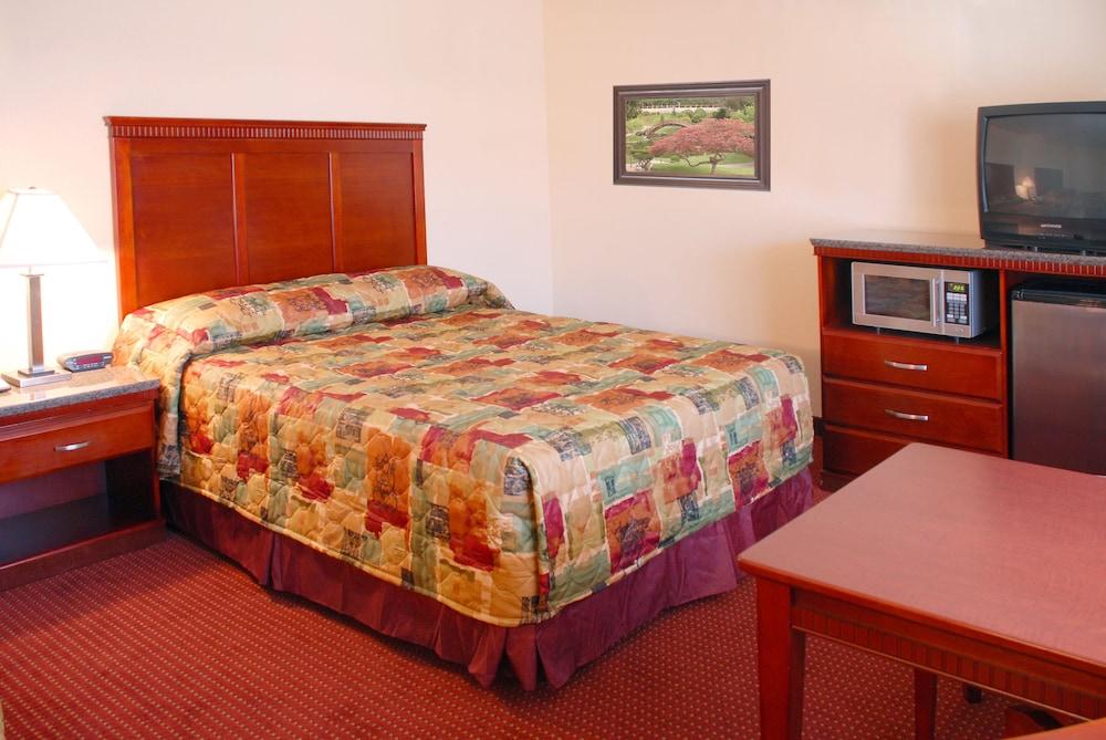 Relax Inn And Suites photo 2