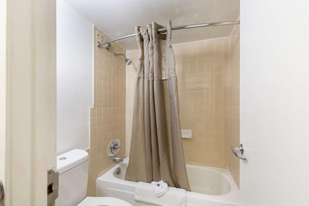 Motel 6 Houston, TX - East photo 26