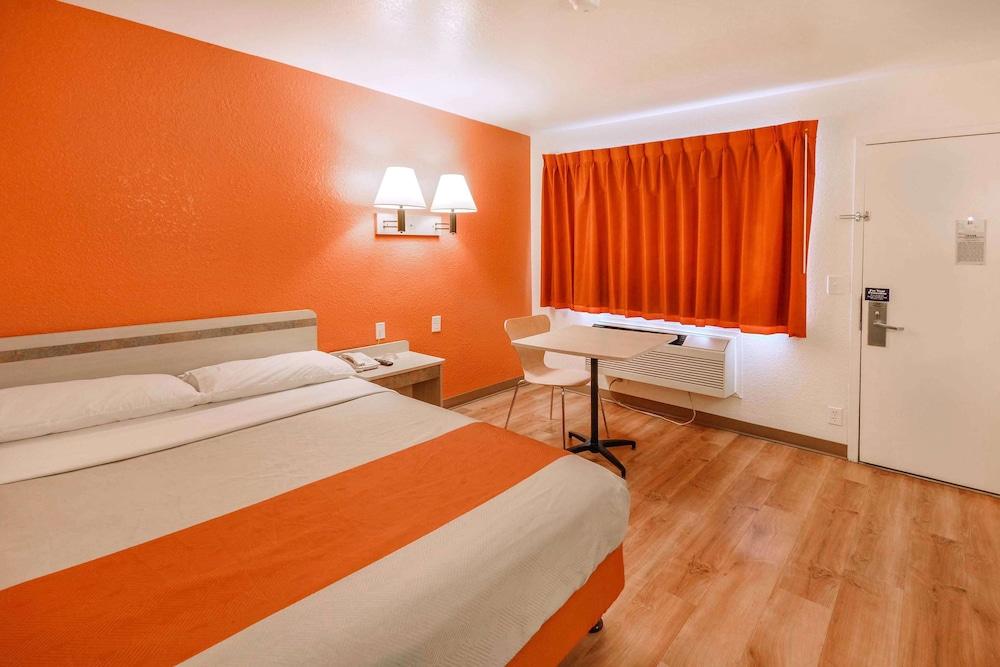 Motel 6 Huntsville, TX photo 15