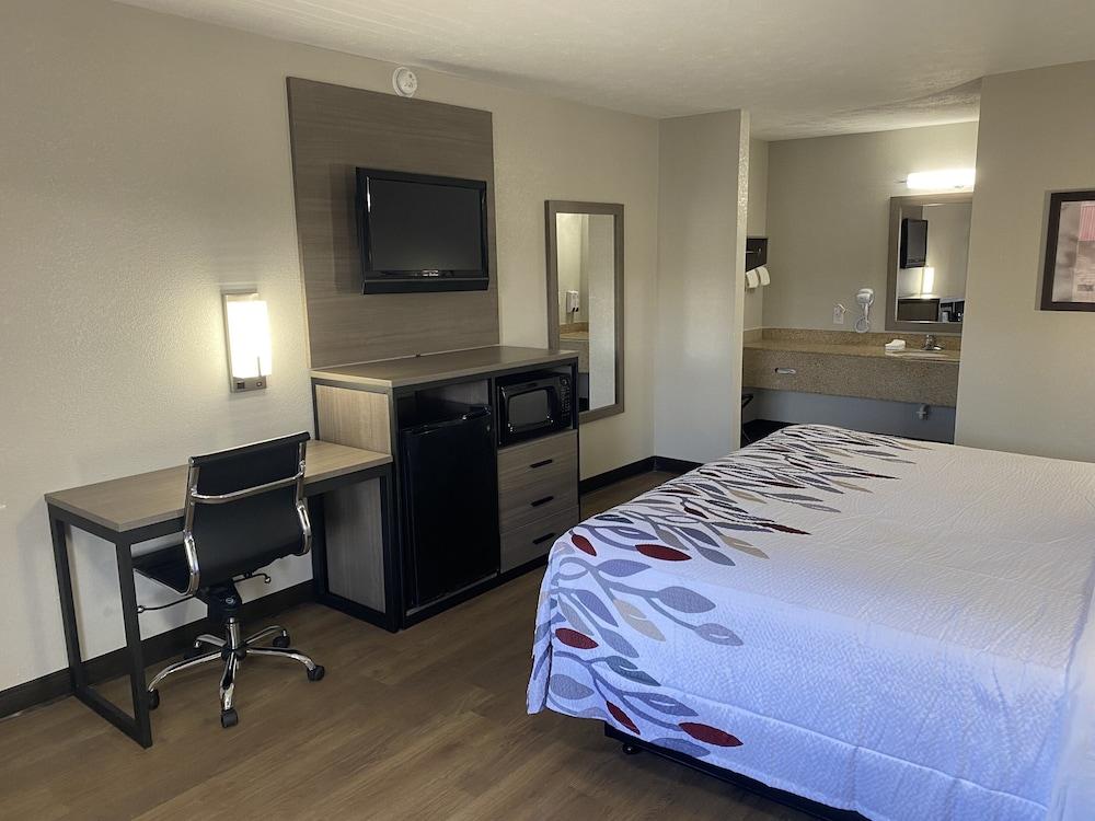Red Roof Inn Jacksonville, AL photo 9