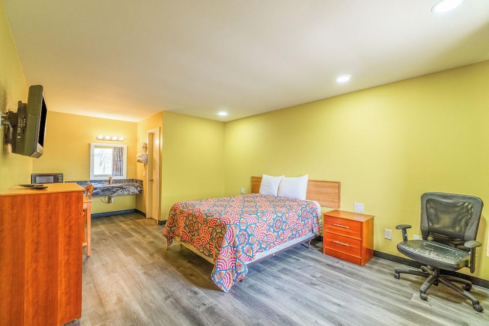 Regency Inn By OYO Rockdale TX photo 15