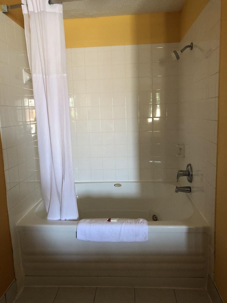 Days Inn by Wyndham Franklin photo 33