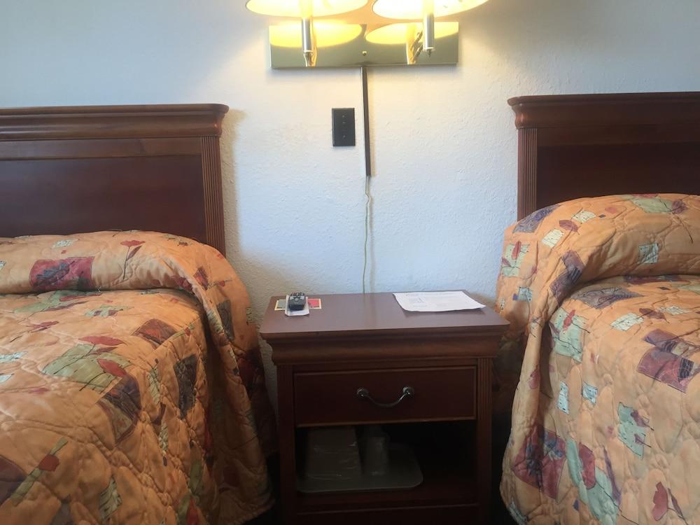 Midway Budget Inn photo 20