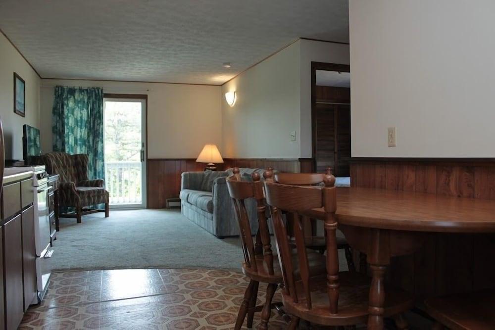 The Villager Motel photo 22