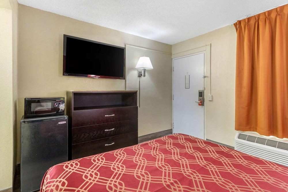 Econo Lodge Columbia Fort Jackson photo 9
