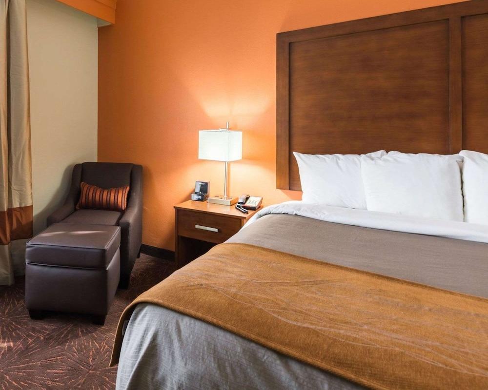 Econo Lodge Inn & Suites East photo 18