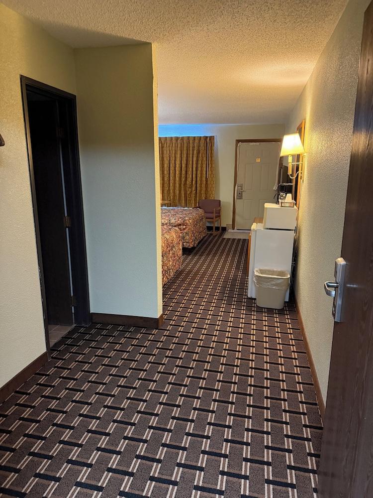 Peddlers Inn Motel photo 11