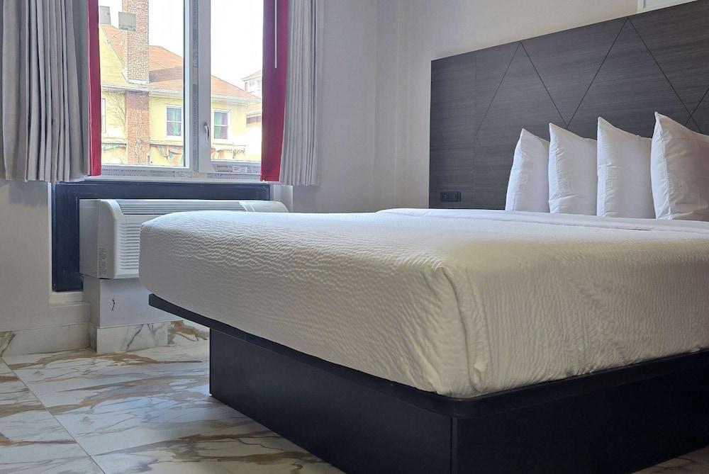 Ramada By Wyndham Brooklyn Empire Blvd photo 8