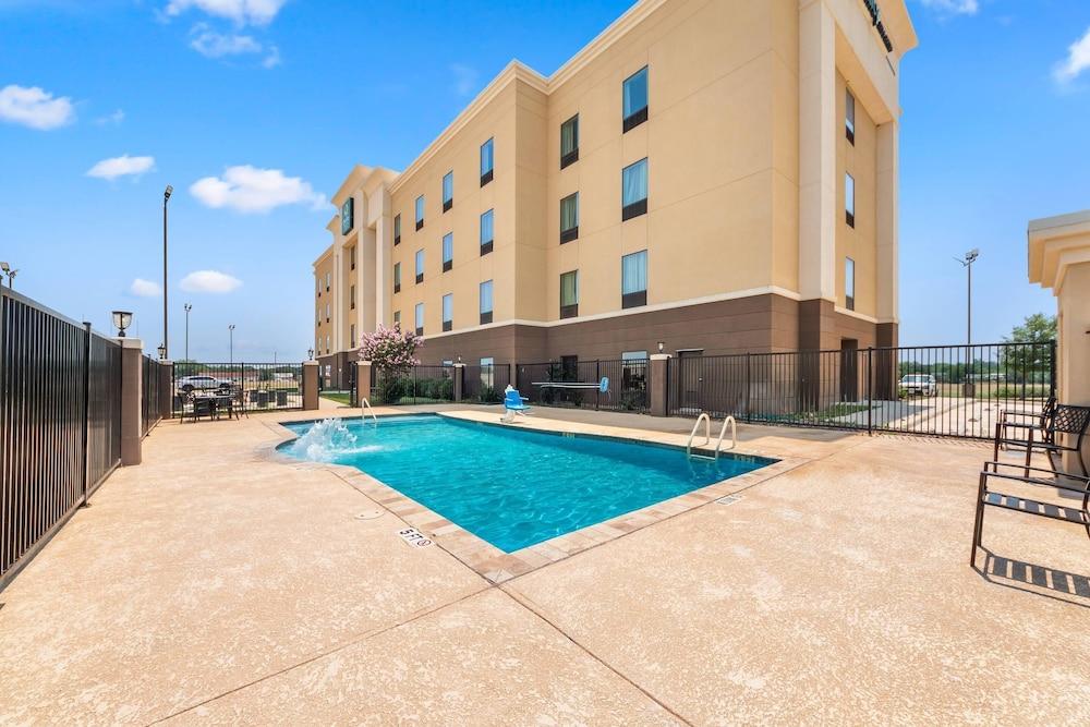 Quality Inn & Suites Pearsall photo 35