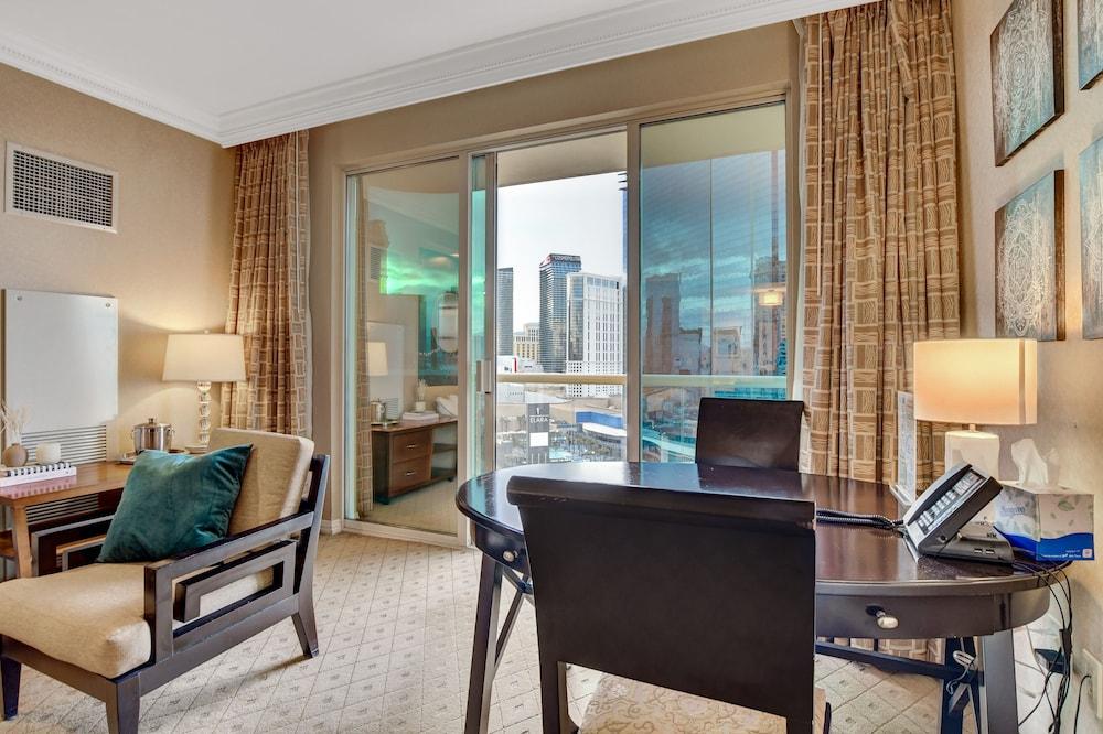 Premium Suite w/balcony at The Signature photo 13